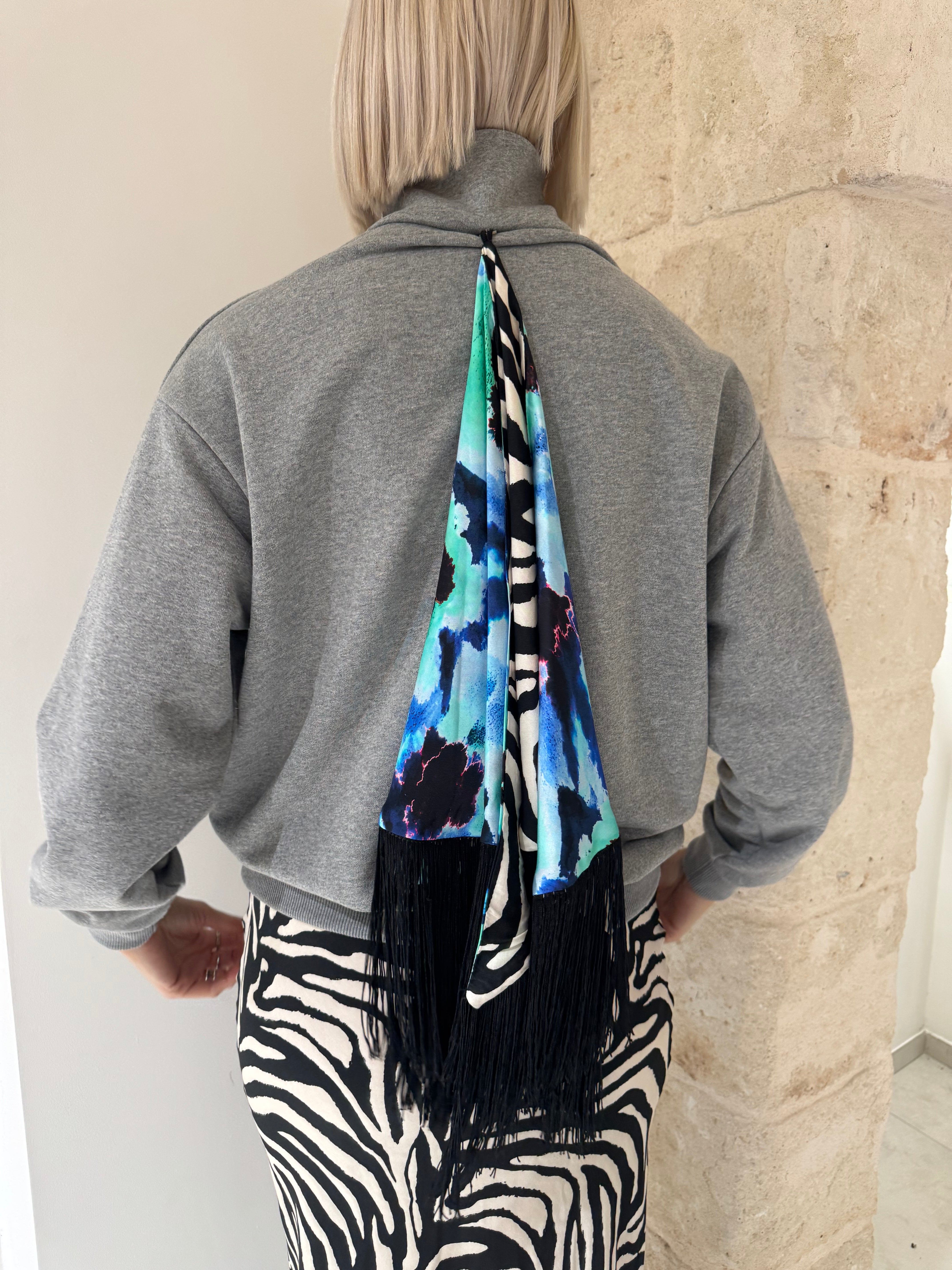 Felpa con collo alto e foulard - Tensione in