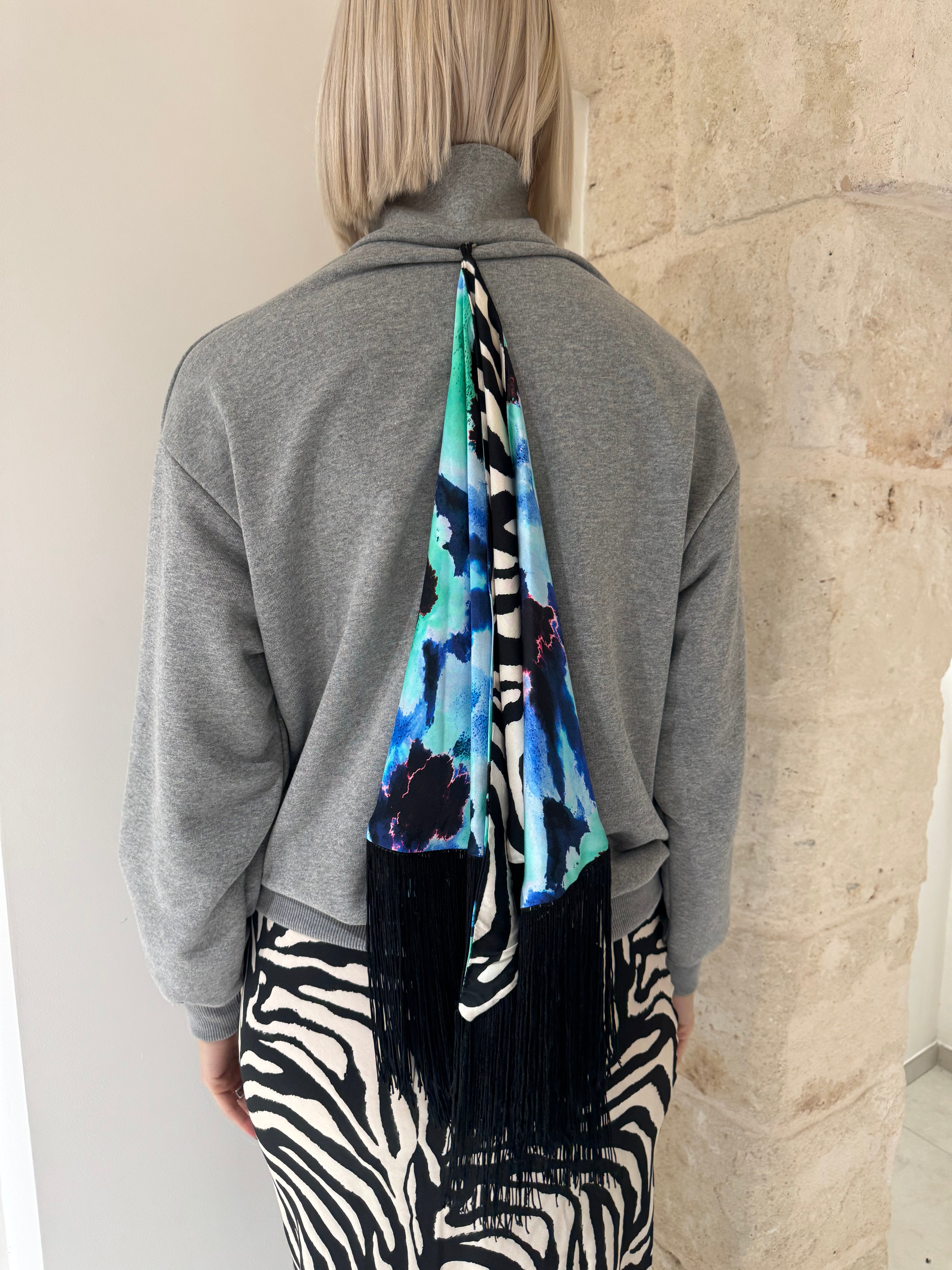 Felpa con collo alto e foulard - Tensione in