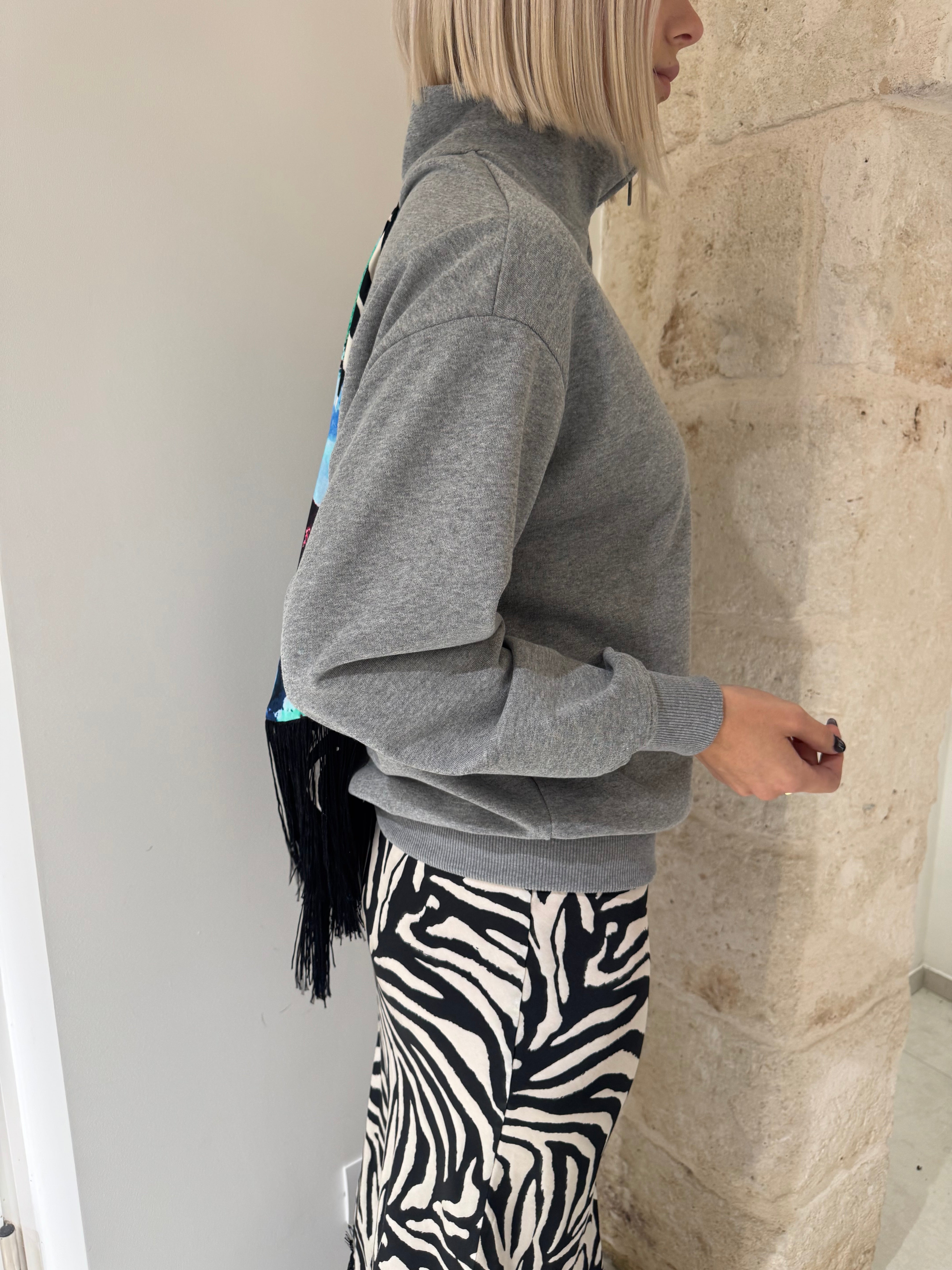 Felpa con collo alto e foulard - Tensione in