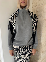 Felpa con collo alto e foulard - Tensione in