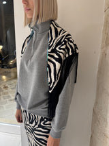 Felpa con collo alto e foulard - Tensione in